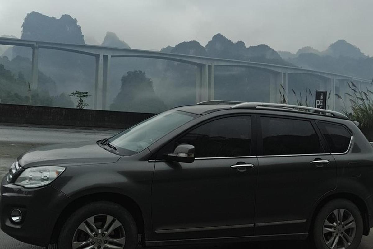 건물 앞에 주차된 검은색 SUV