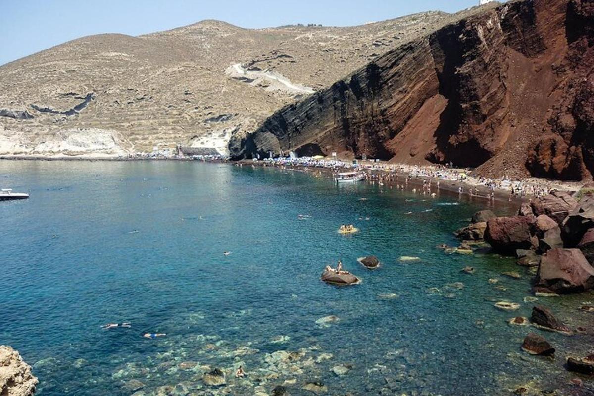 un gran cuerpo de agua al lado de una montaña