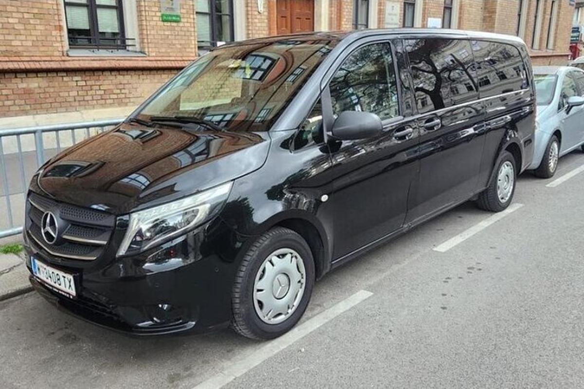 sebuah mobil van hitam diparkir di tempat parkir