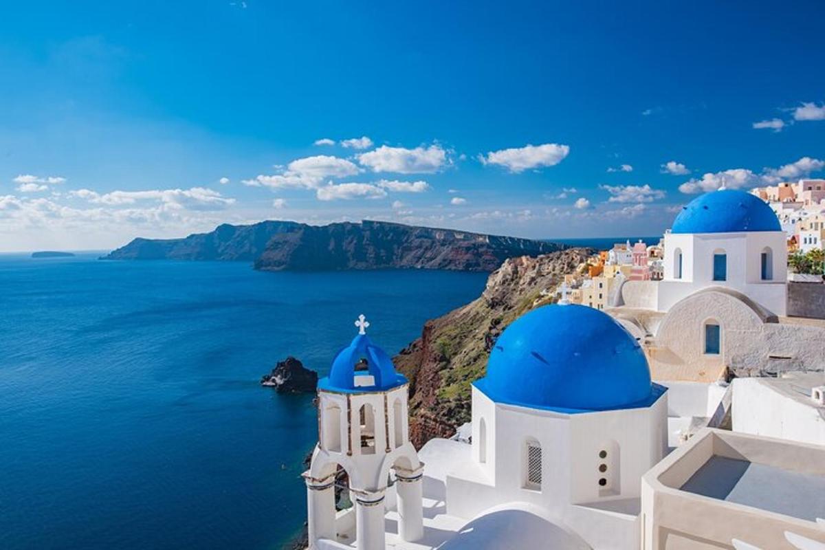 Μια θέα της ακτής Αμάλφι με λευκά κτίρια και μπλε θόλους