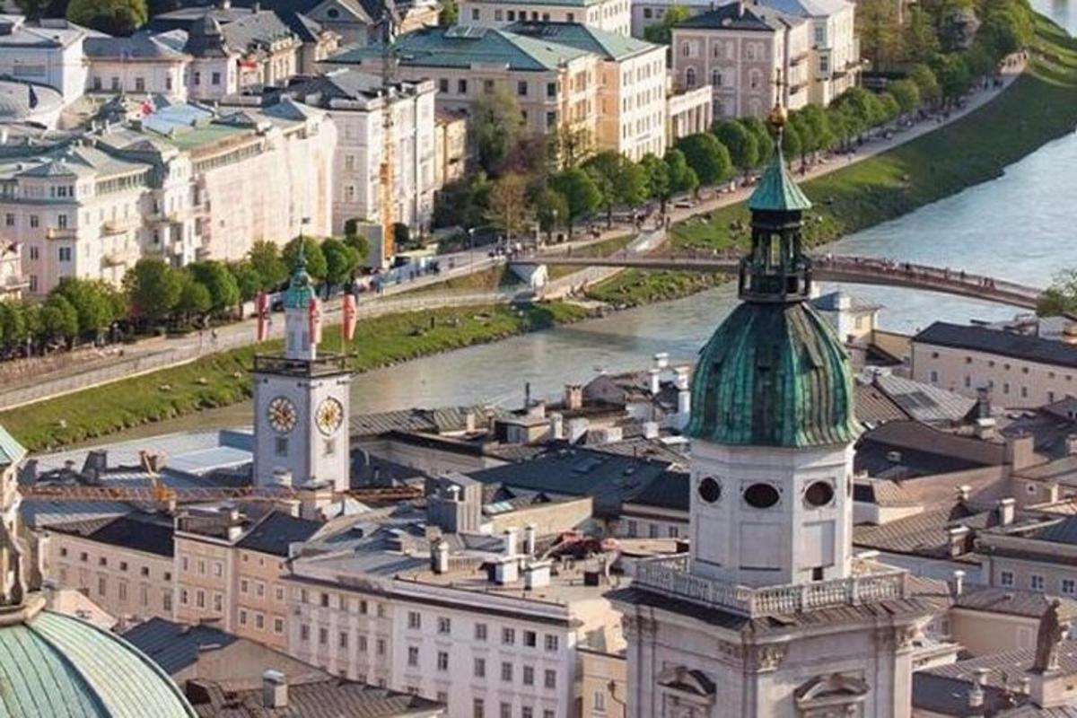 zračni pogled na mesto z urnim stolpom