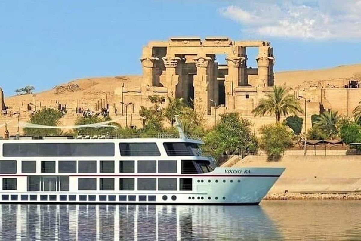 una nave da crociera in acqua di fronte a un edificio