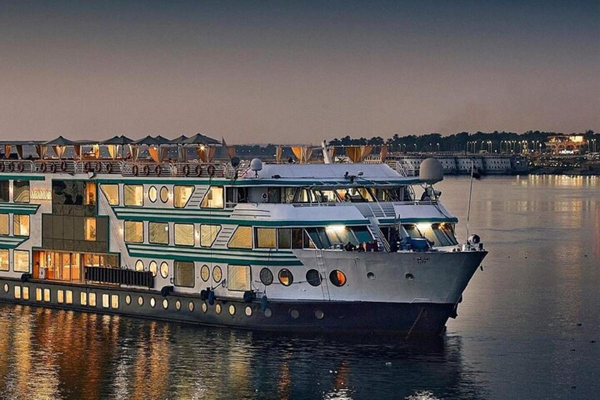 una grande nave da crociera in acqua di notte