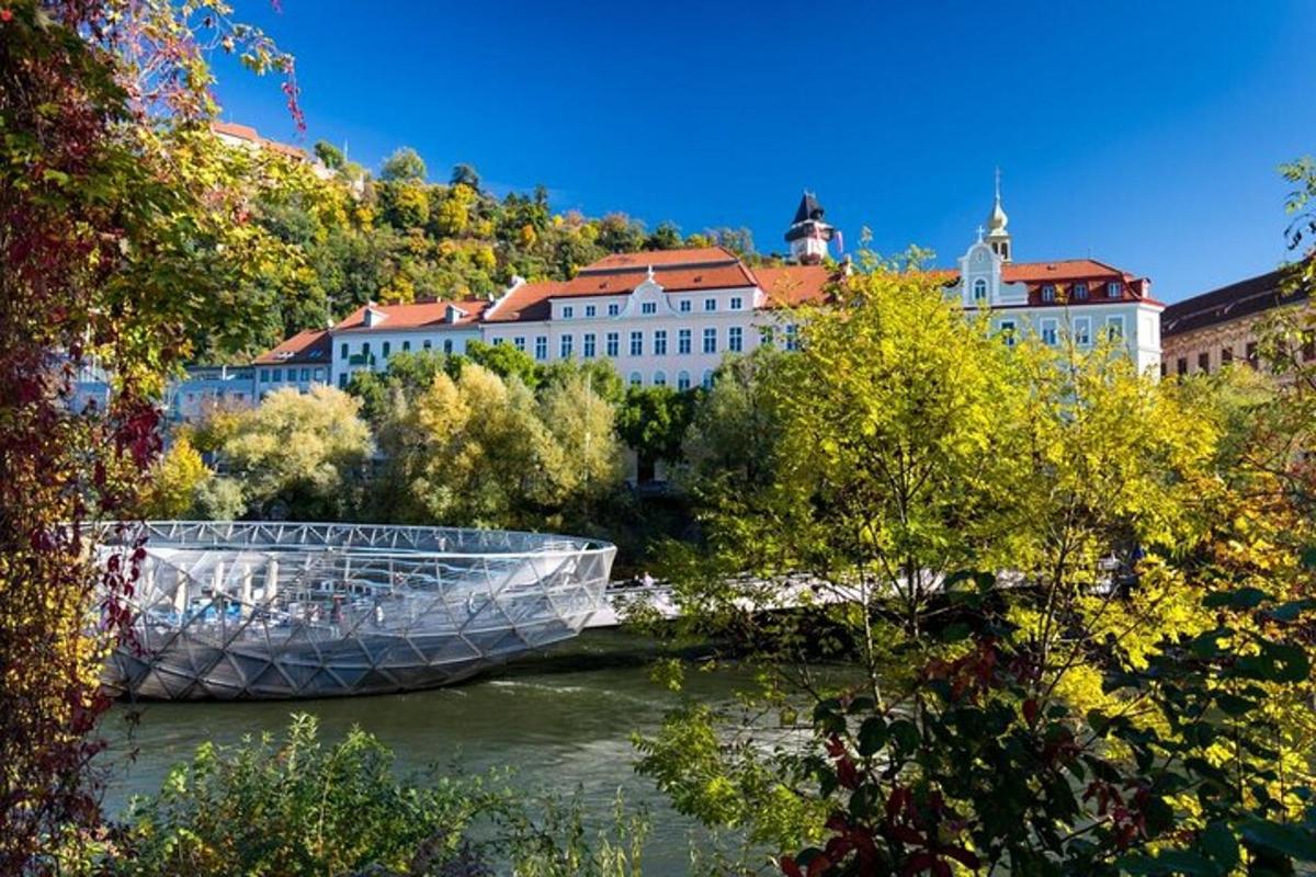 čoln na reki z zgradbami v ozadju