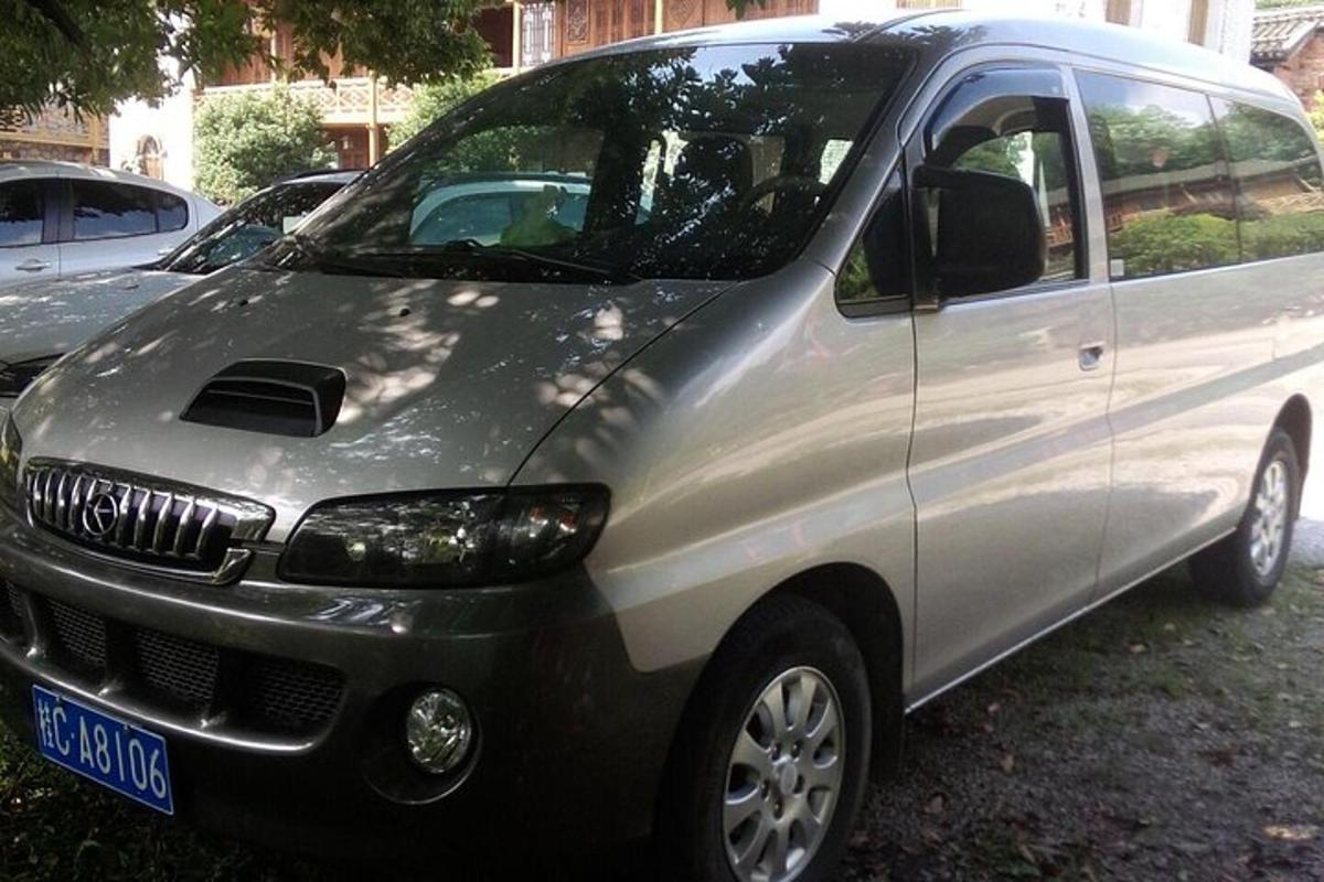 stříbrná dodávka zaparkovaná na parkovišti