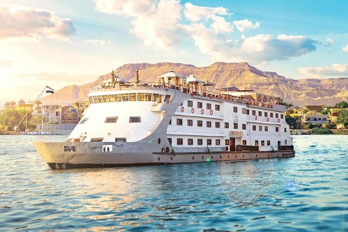Ένα κρουαζιερόπλοιο στο νερό με βουνά στο φόντο