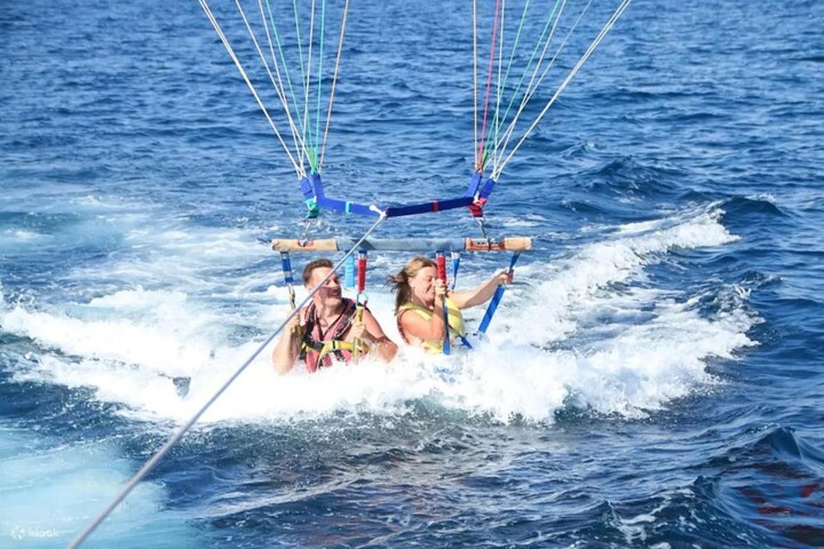 kaks inimest sõidavad paadis vees