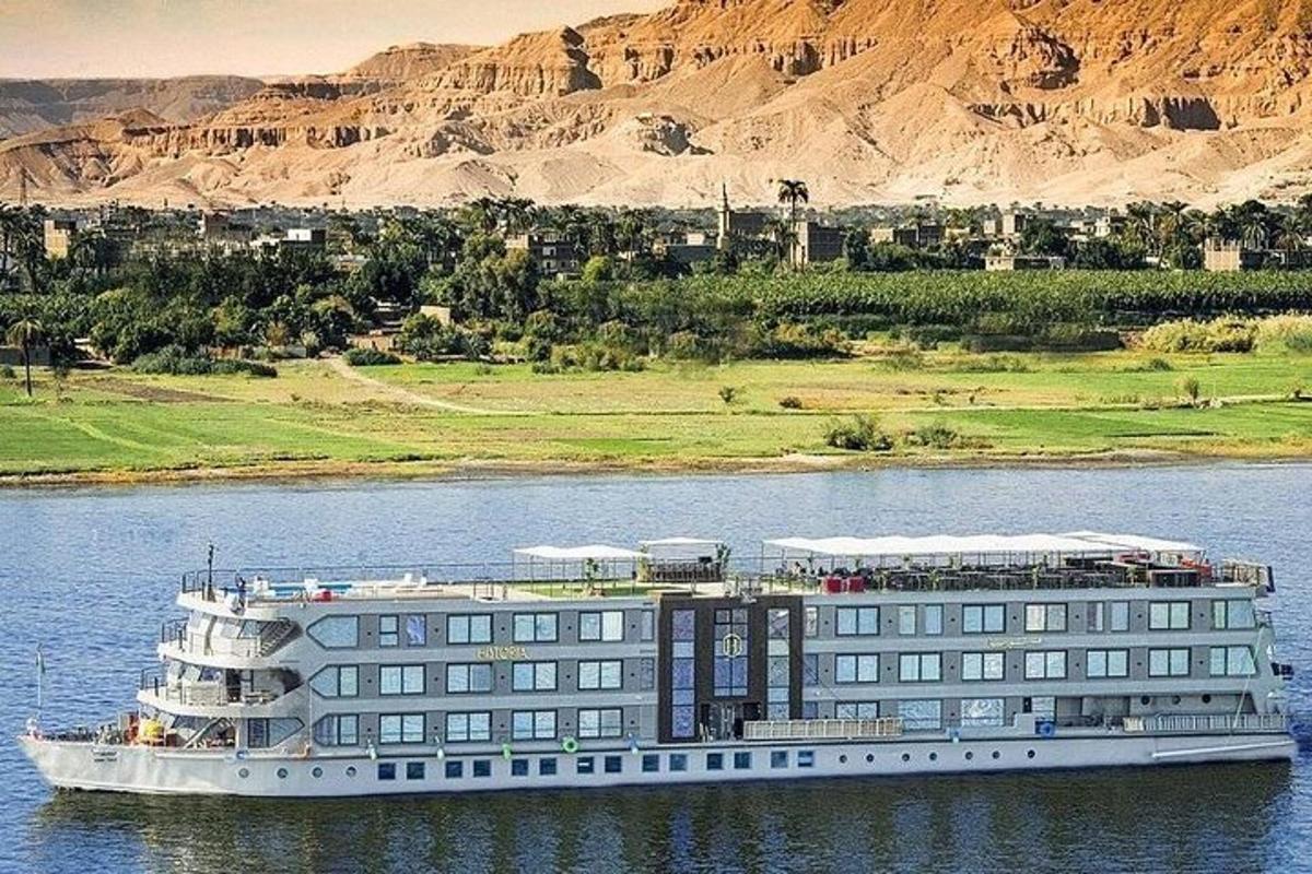un creuer a l'aigua al costat d'un edifici