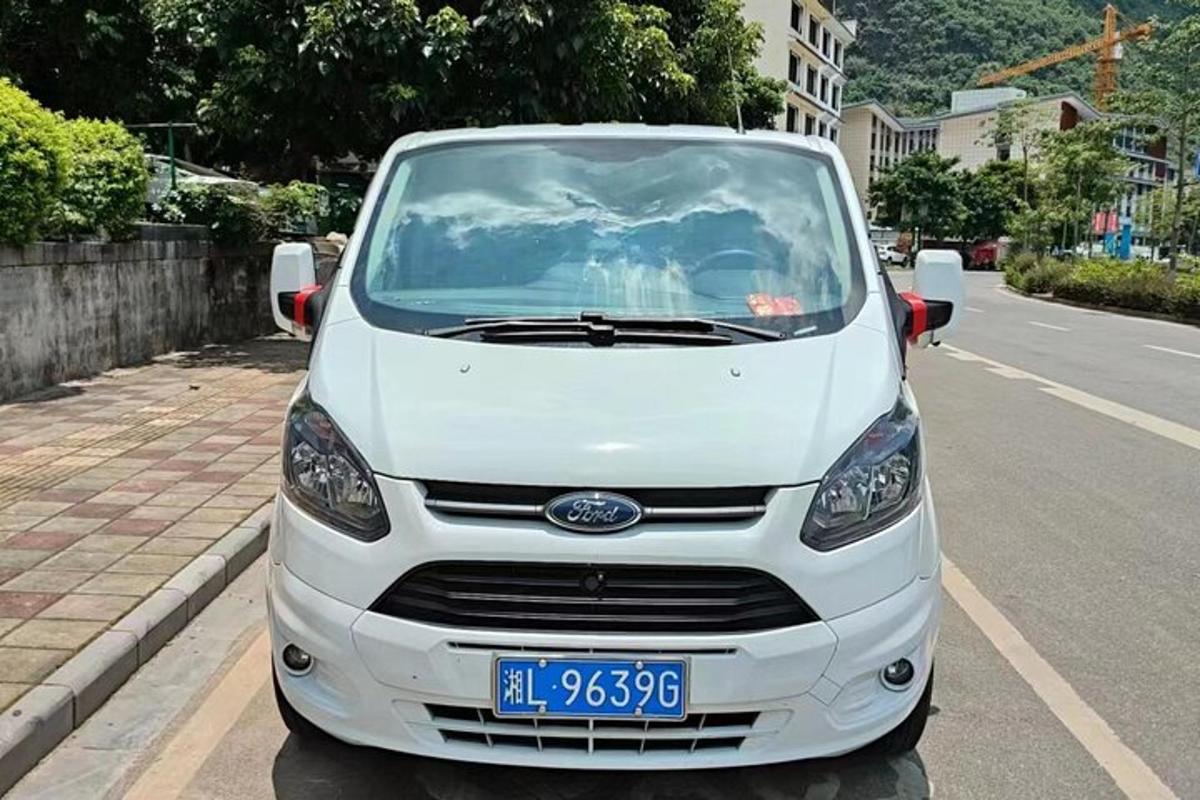 bílé auto zaparkované na kraji silnice