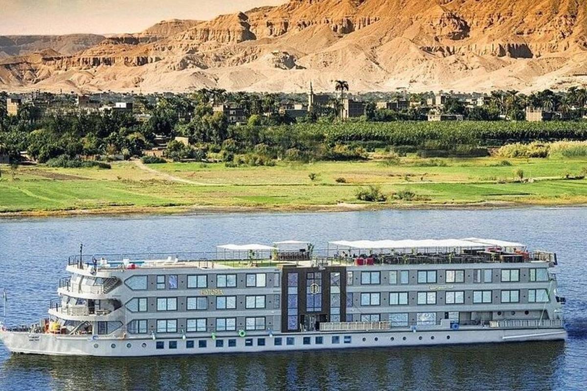 круизен кораб във водата до сграда