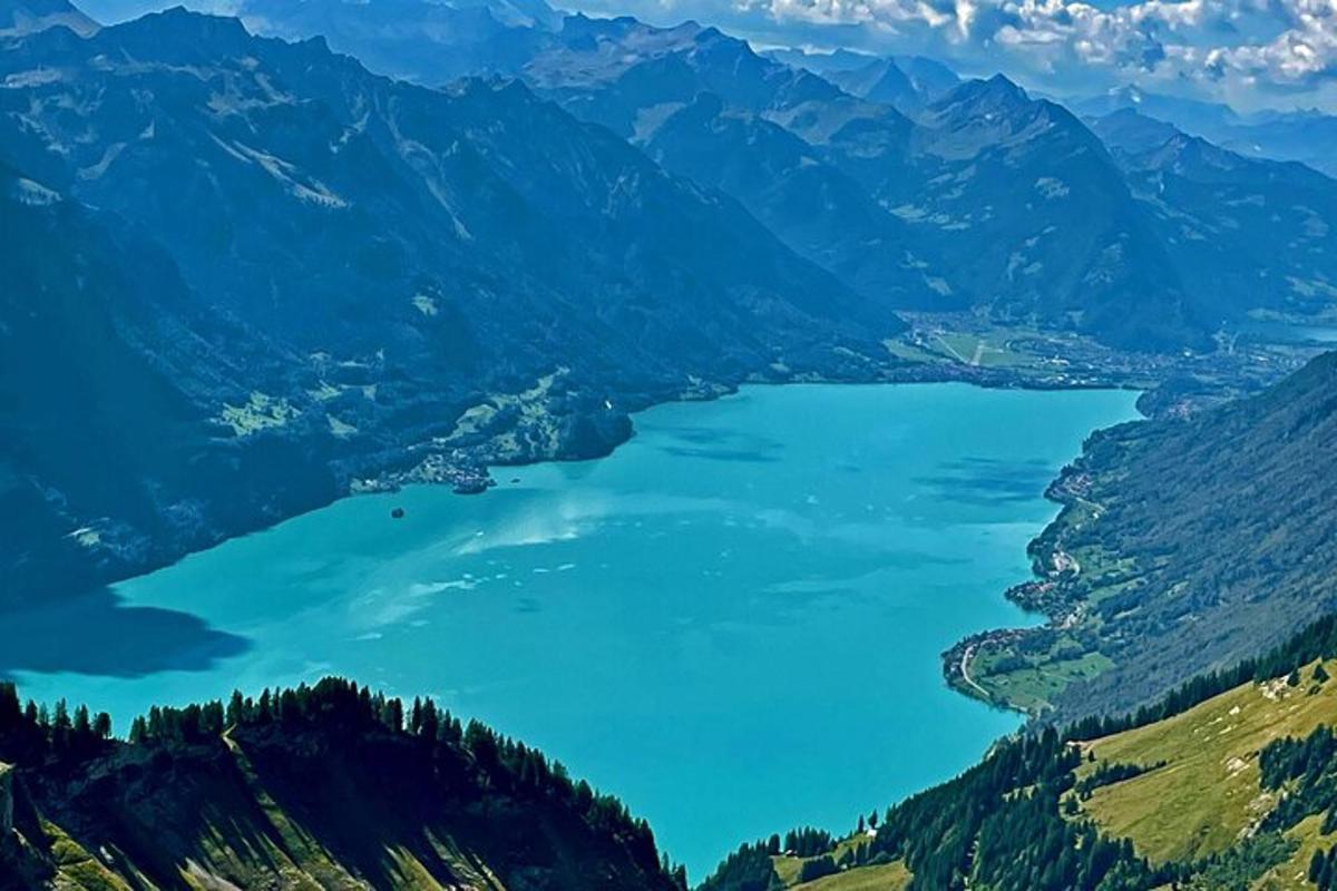 山の中の湖の景色