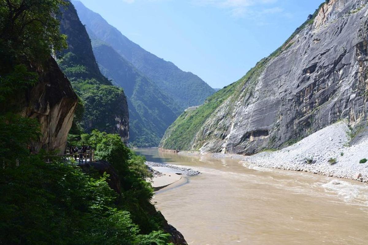 una vista de un río en un cañón