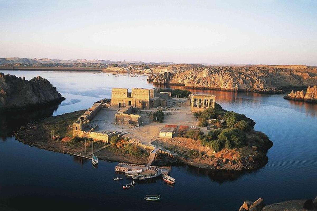 una isla en medio de un cuerpo de agua