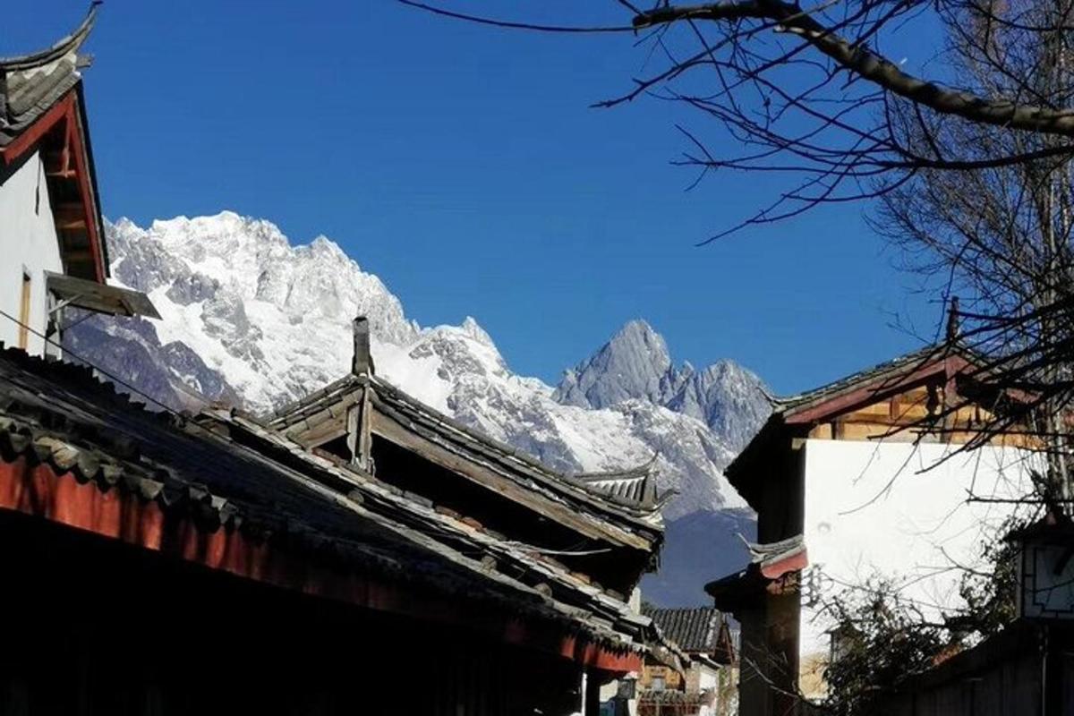 gunung yang dilitupi salji di hadapan sebuah bangunan