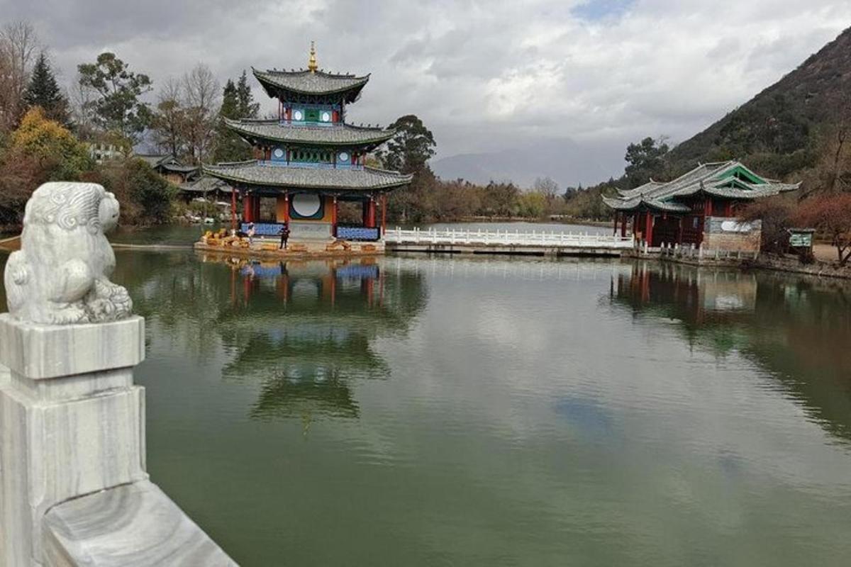 pagoda yang duduk di tengah-tengah tasik