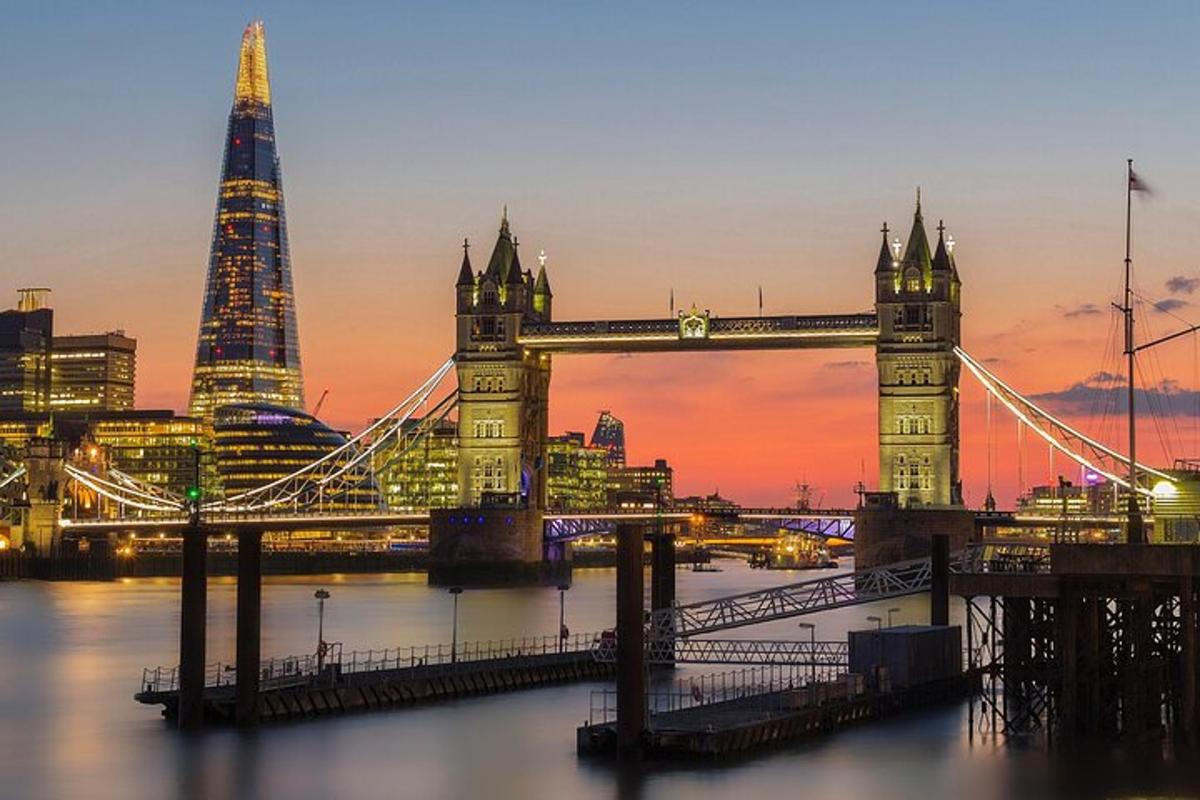 pohľad na Tower Bridge s londýnskym mestom