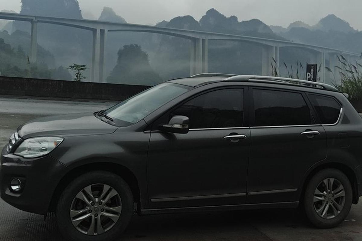 černé SUV zaparkované na parkovišti
