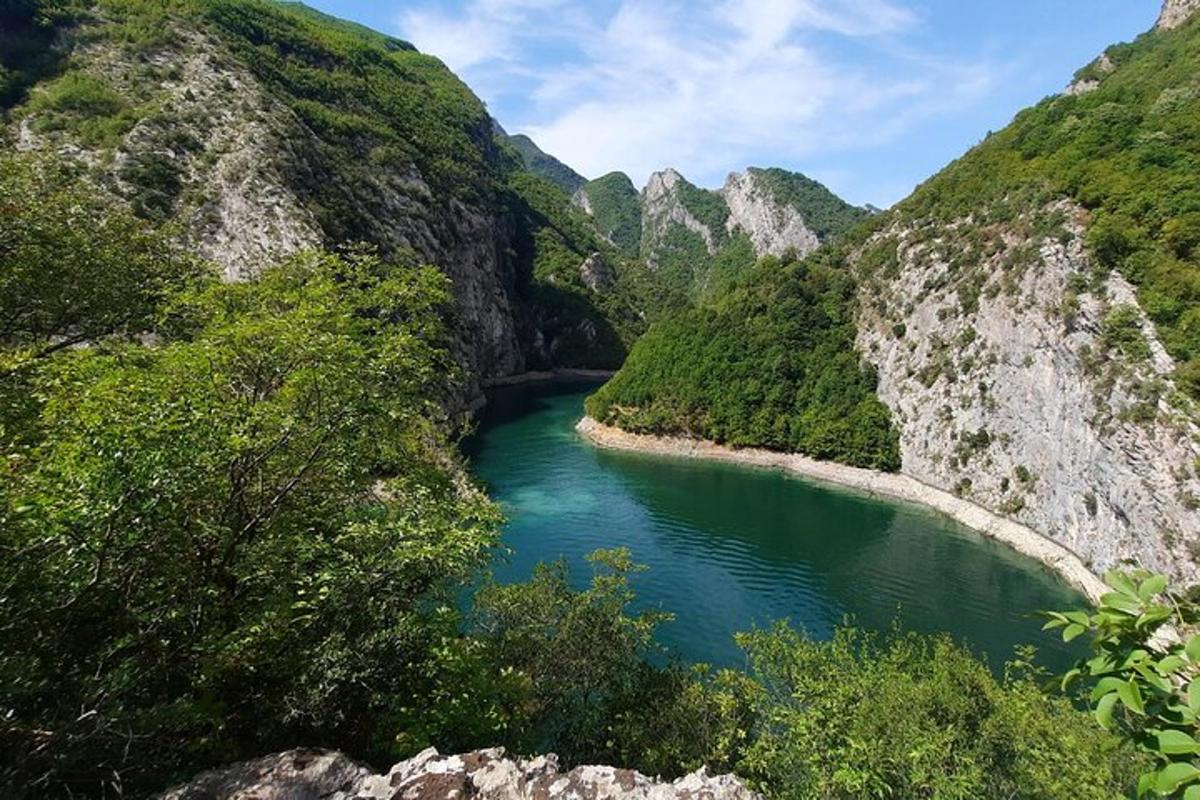un fiume nel mezzo di un canyon