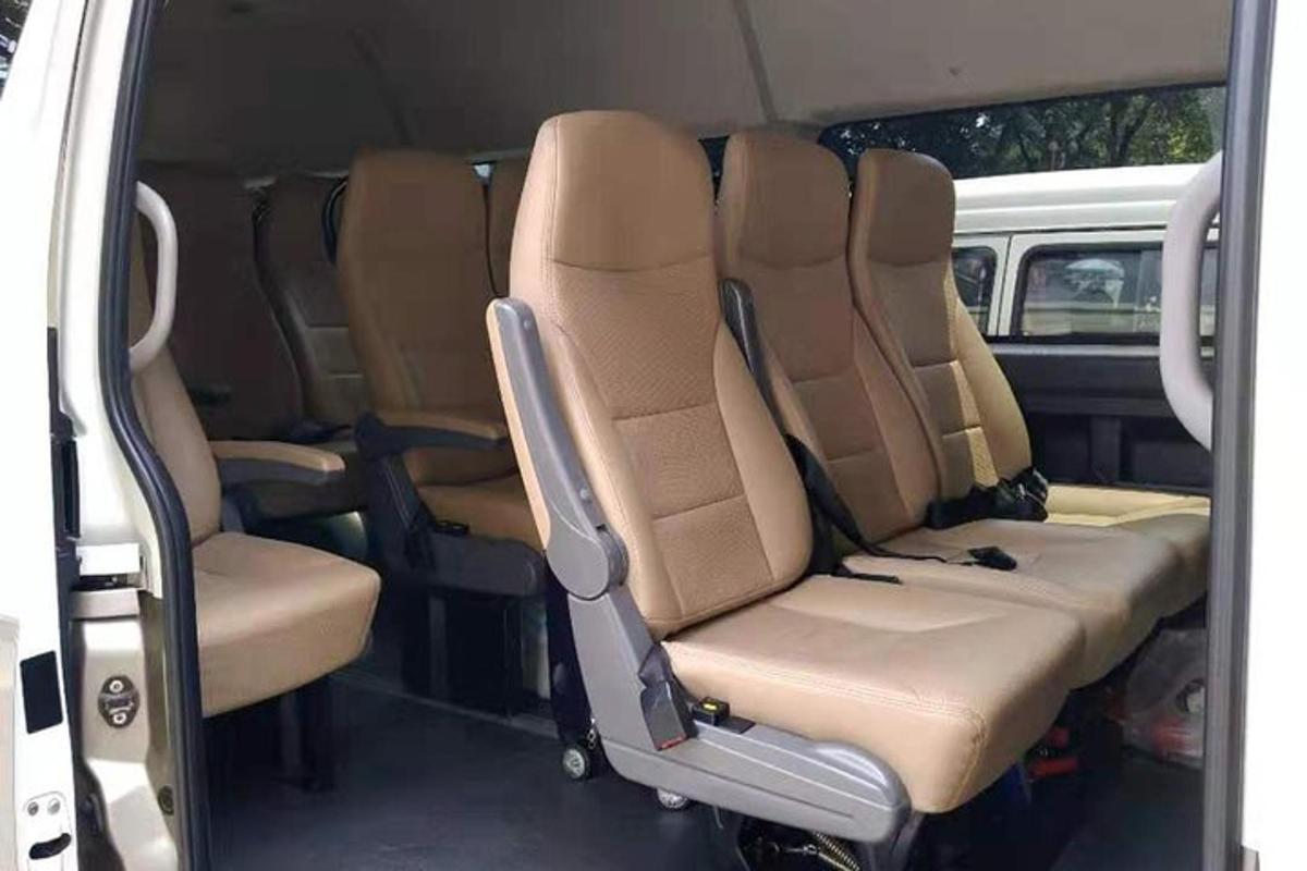 Una vista interior de una camioneta con los asientos traseros.
