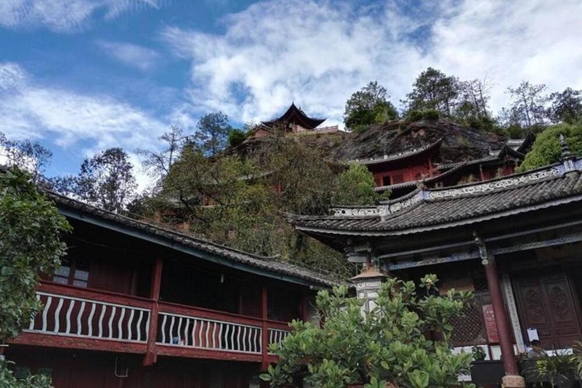 bangunan asia dengan latar belakang bukit