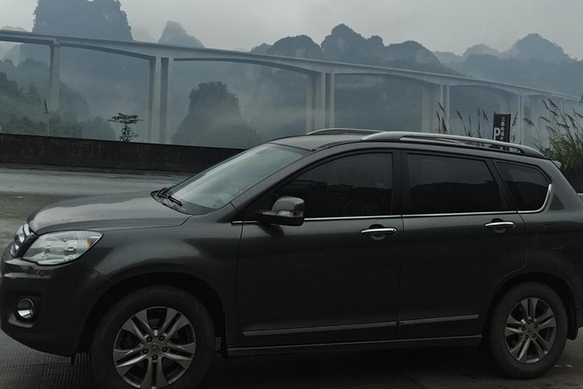 černé SUV zaparkované na parkovišti