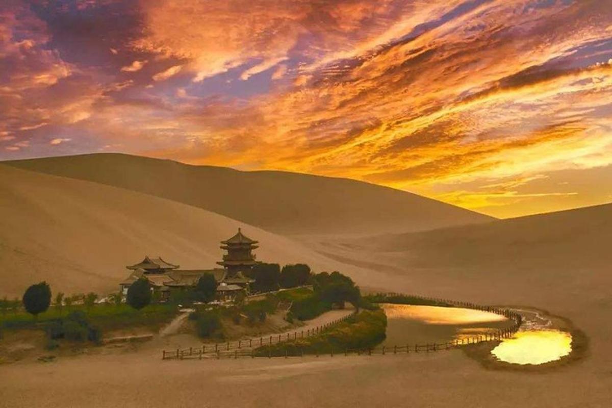 Una pintura de un templo en el desierto al atardecer.