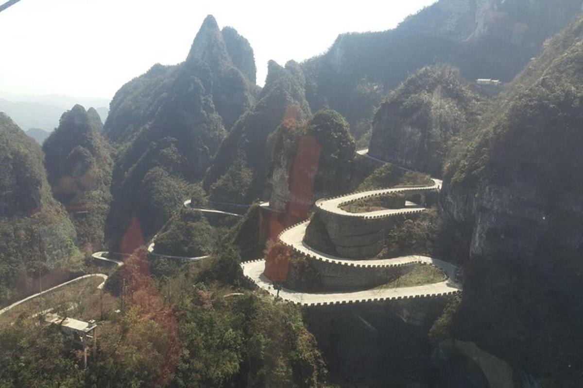 una carretera sinuosa al vessant d'una muntanya
