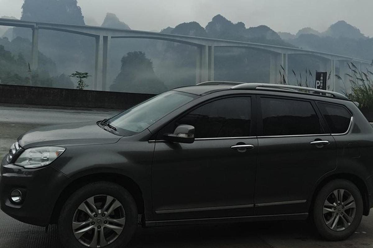 un SUV nero parcheggiato in un parcheggio