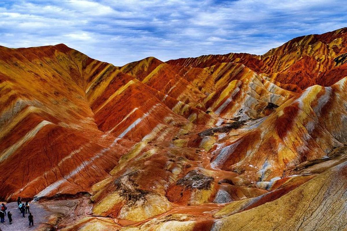um grupo de pessoas caminhando por um deserto pintado
