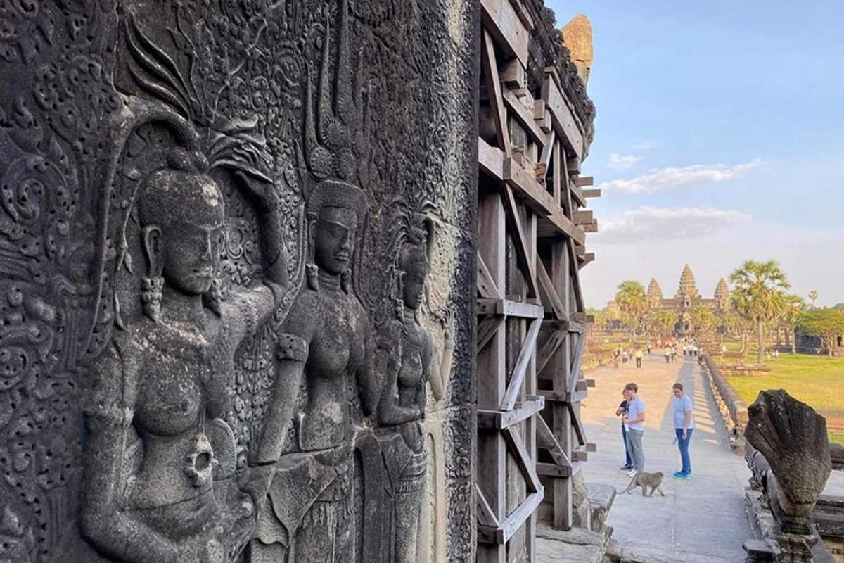 Un muro de piedra con estatuas en el costado de un edificio.