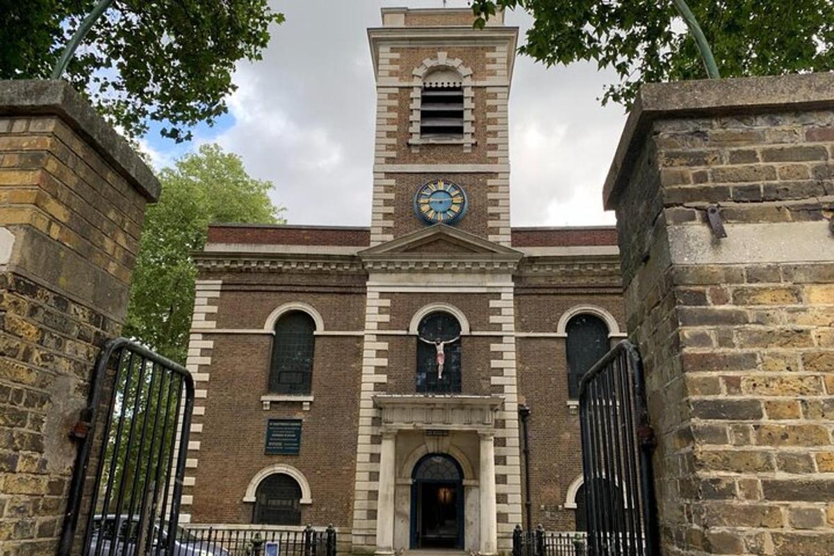 un grande edificio in mattoni con una torre dell'orologio