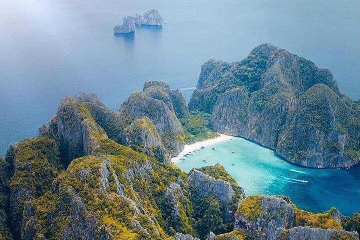 pemandangan udara pulau berbatu dengan pantai