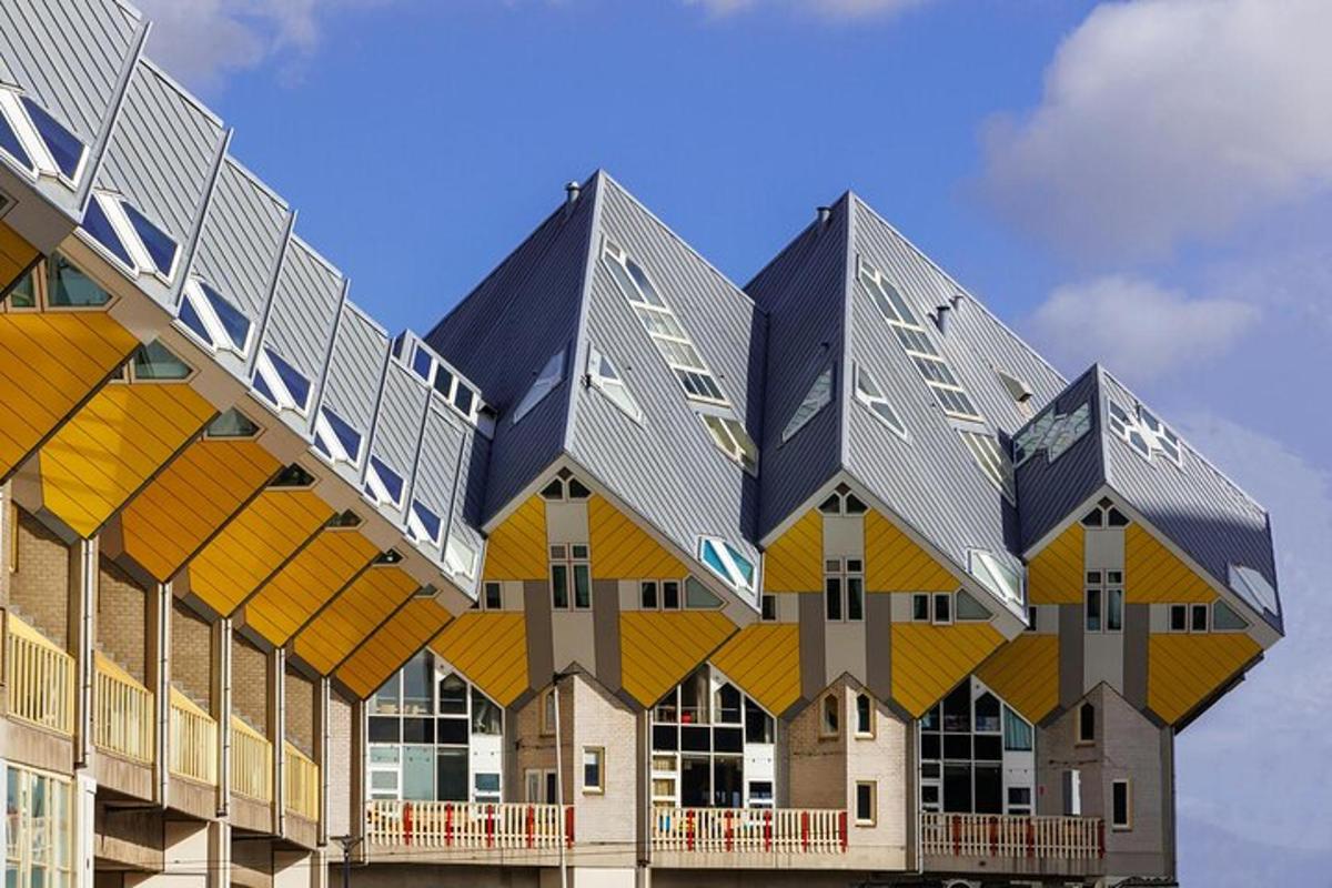 un gran edifici amb teulades grogues i grises