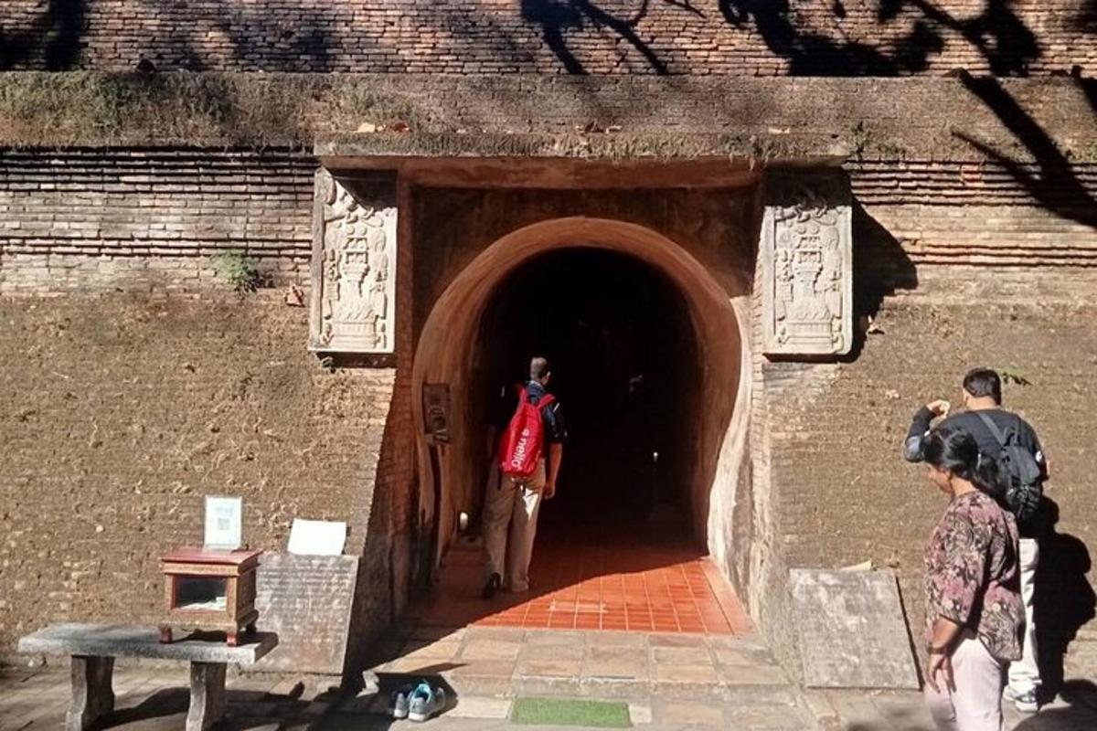 una persona che cammina attraverso un tunnel in un edificio