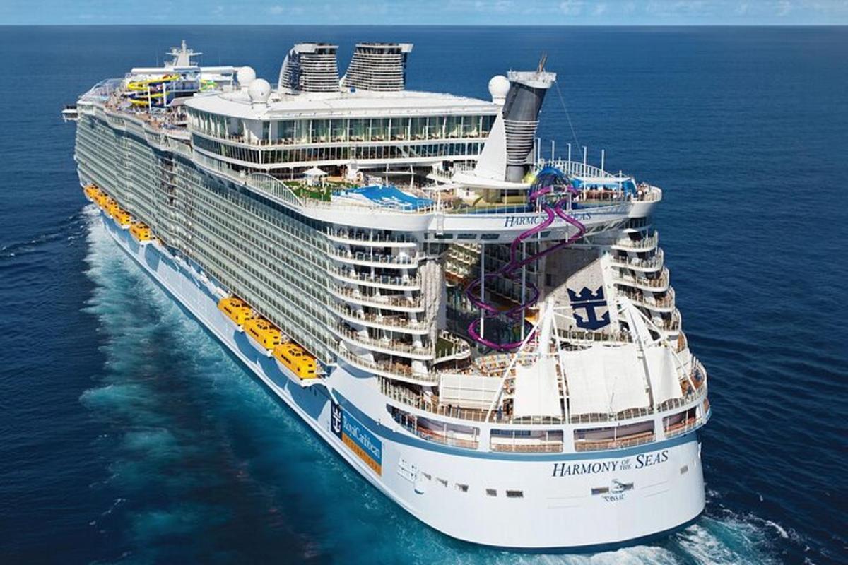 uma imagem de um navio de cruzeiro no oceano