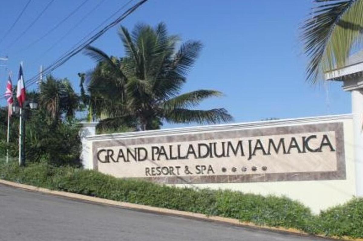 egy tábla a Grand Palladium Naples Resort and Spa-hoz