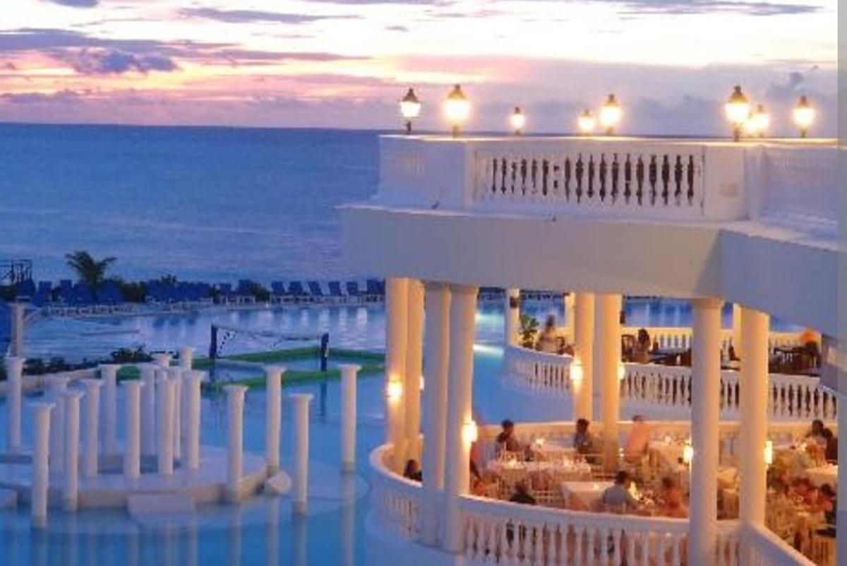 hotel dengan pemandangan lautan pada waktu senja