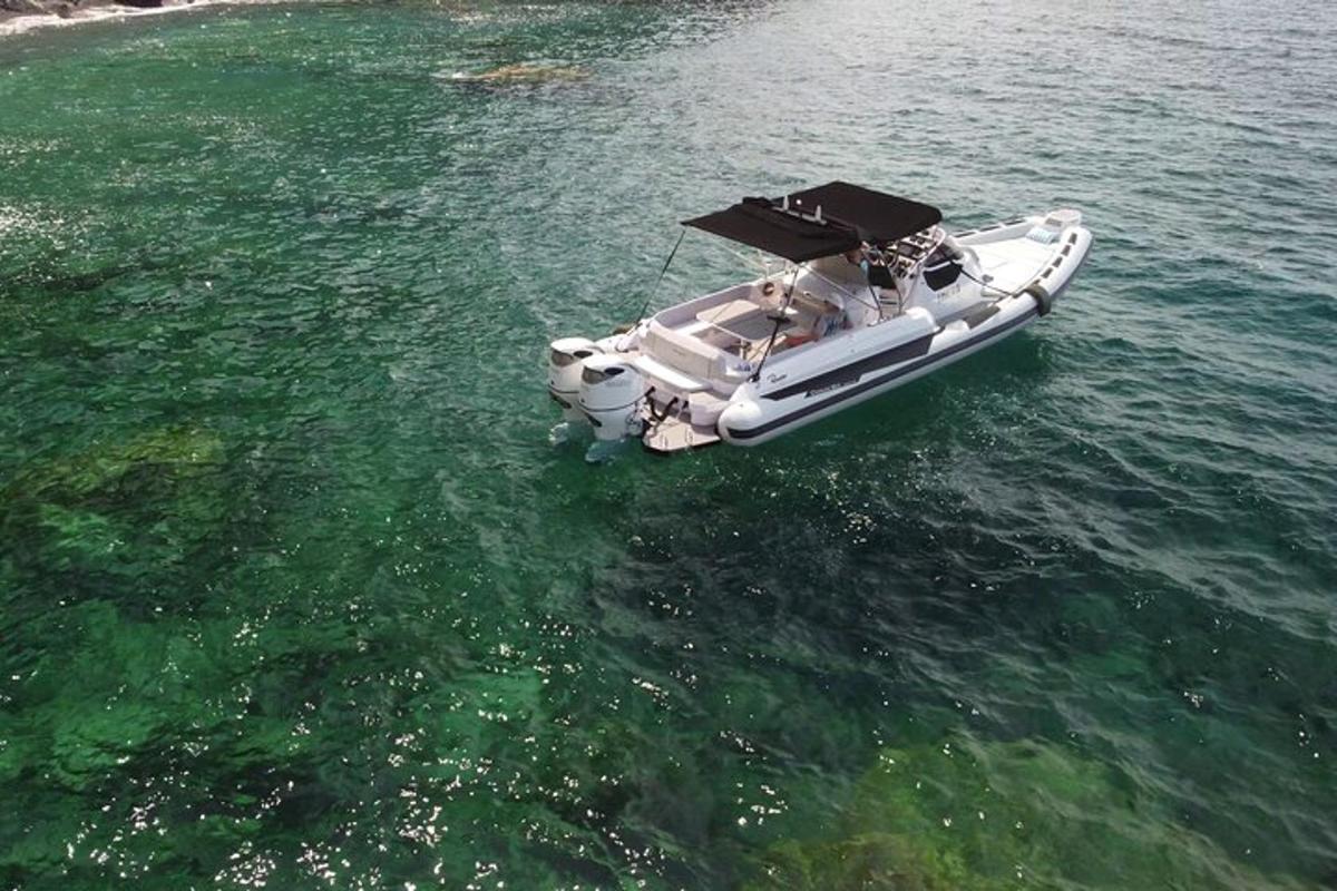 una barca bianca che galleggia nell'acqua