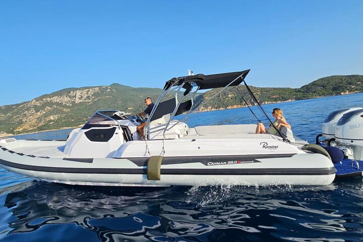 un gruppo di persone su una barca in acqua