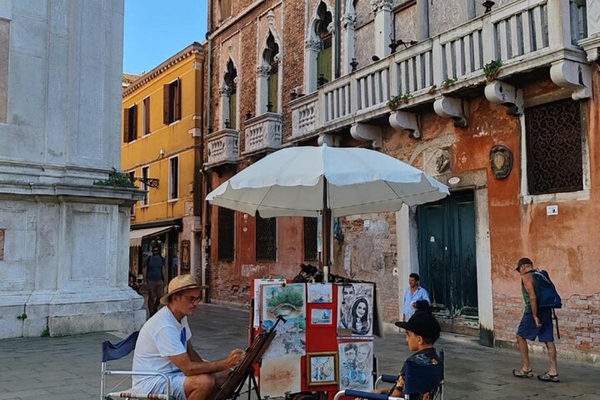 un uomo seduto su una sedia sotto un ombrello