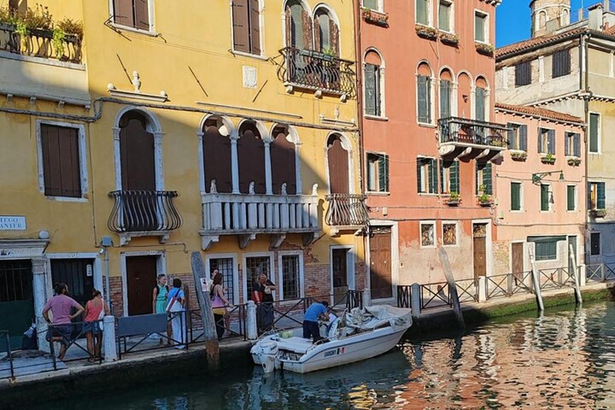 un gruppo di persone su una barca in un canale