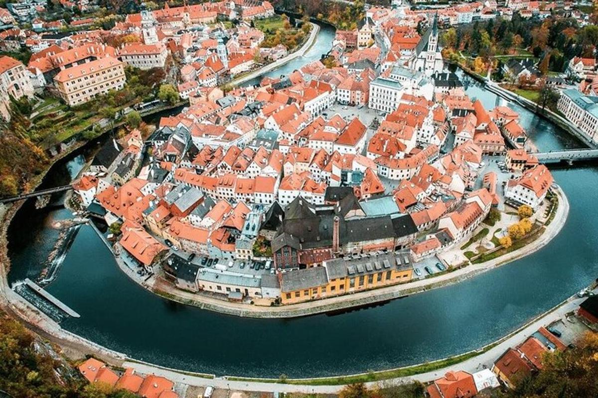 una vista aerea di una città con i tetti rossi