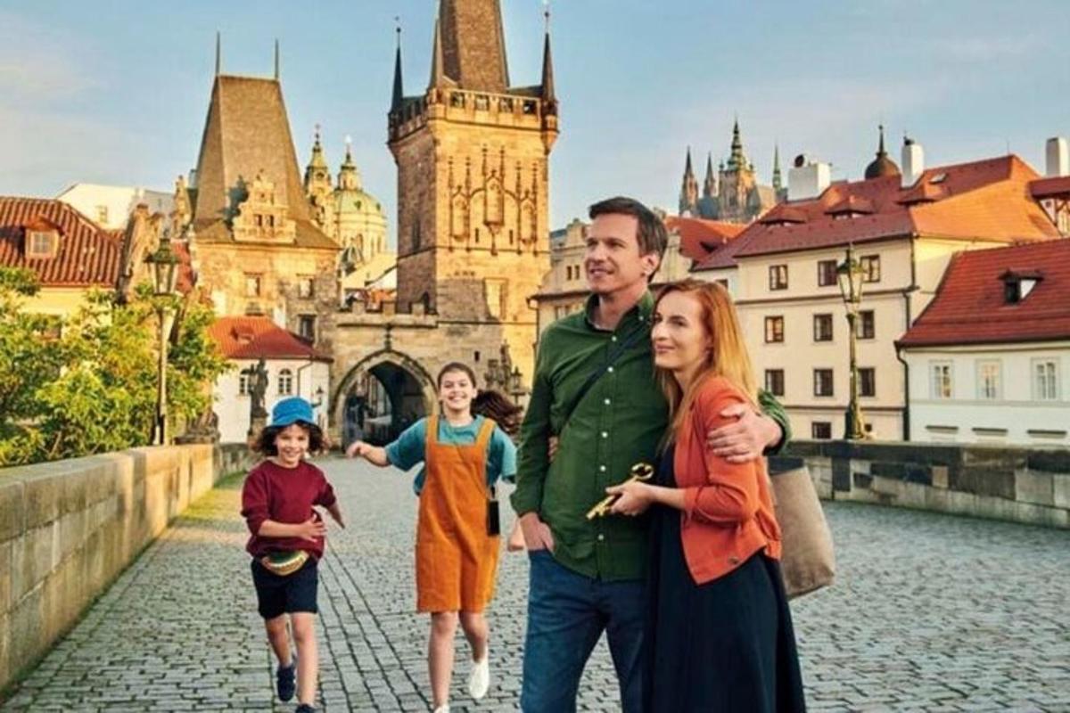 skupina lidí jdoucích po městské ulici