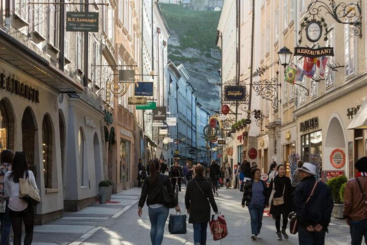 un gruppo di persone che camminano lungo una strada con edifici