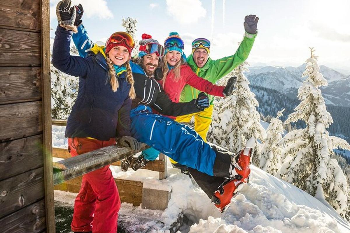 Un grupo de personas sentadas en la cima de una montaña cubierta de nieve.