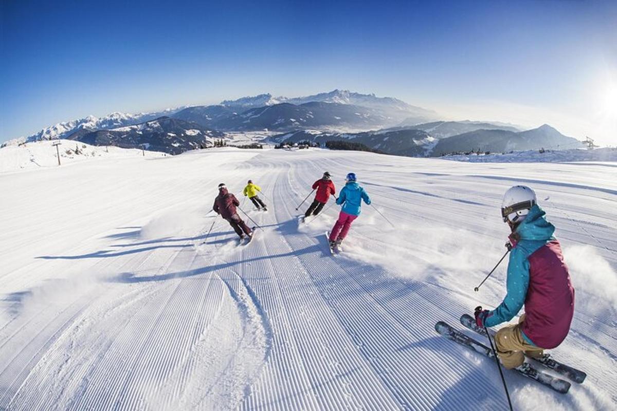 Un grupo de personas esquiando por una pendiente cubierta de nieve