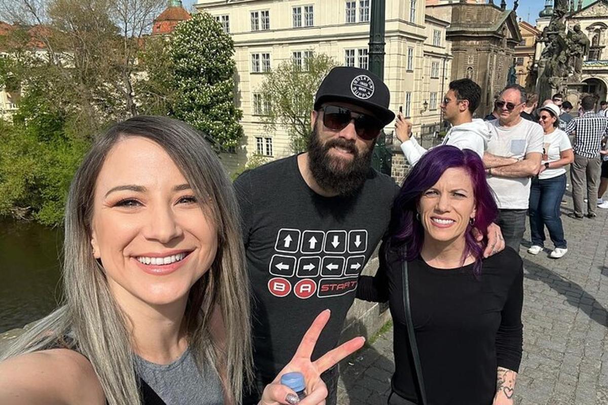 egy férfi és két nő pózol egy képhez