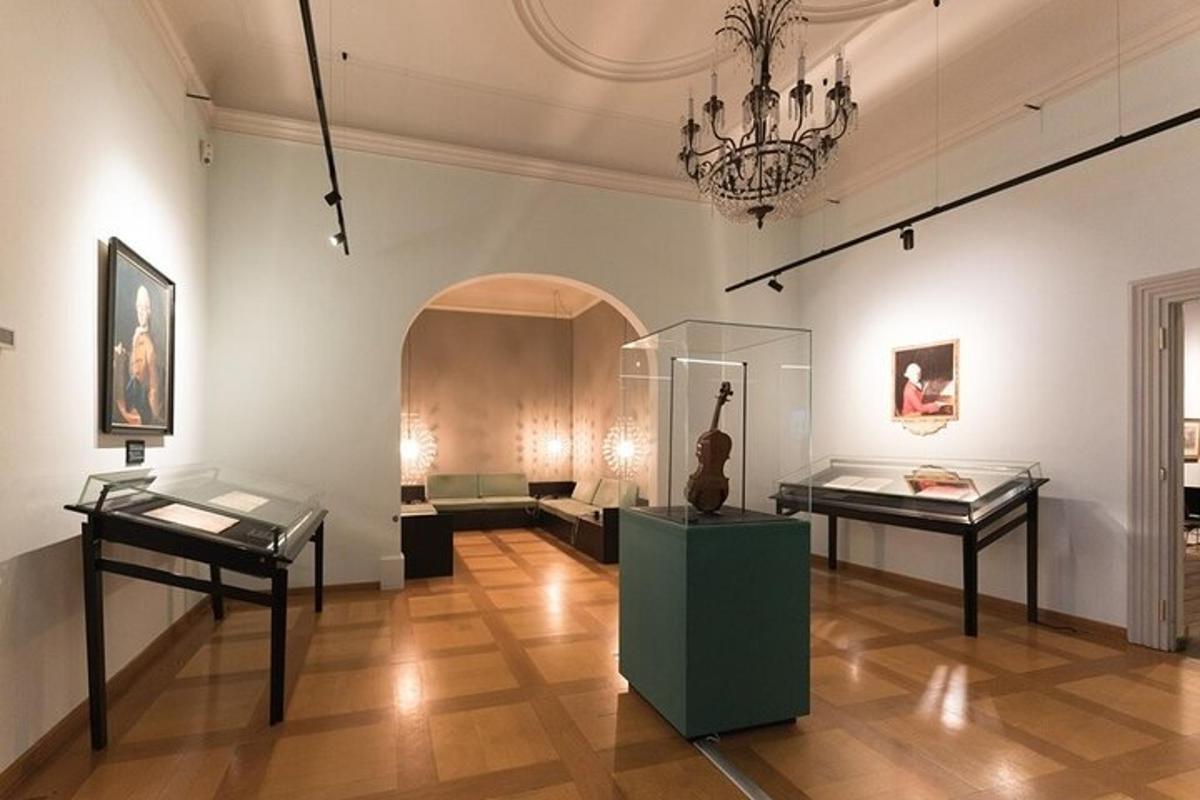 un museo con due vetrine in vetro in una stanza