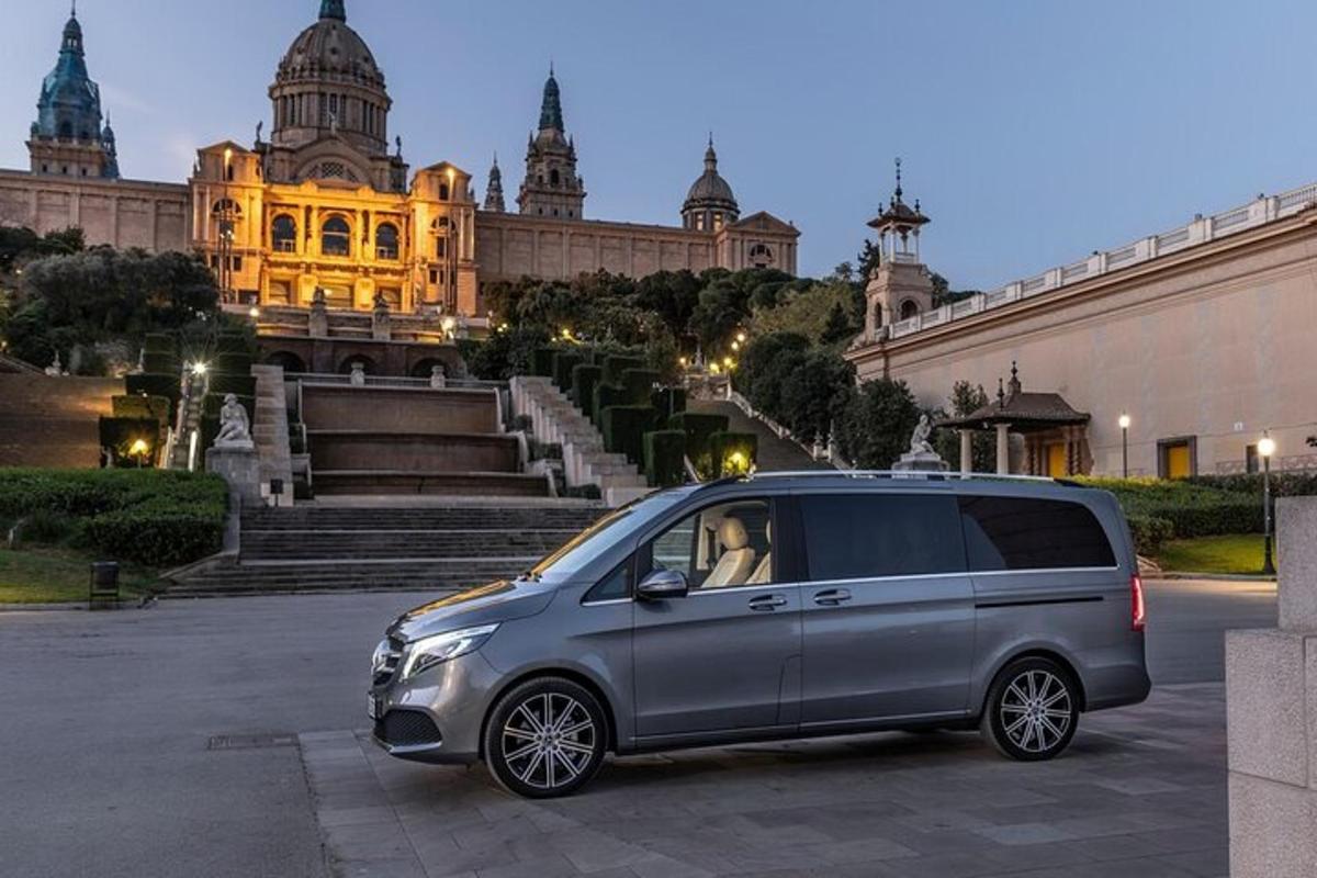 minivan zaparkovaný na parkovišti před budovou