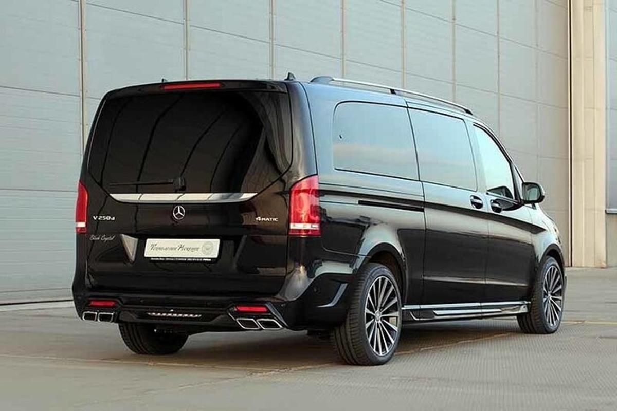 črn kombi je parkiran na parkirišču